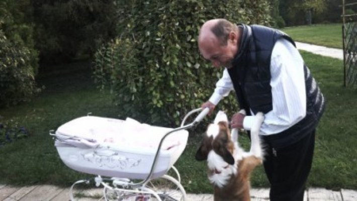 Traian Băsescu, la prima plimbare cu nepoţica, în parc